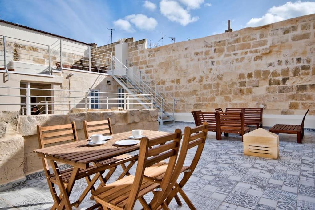 Vallettastay Old Lodge Apartment 1 Bagian luar foto
